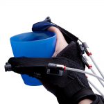 Patient greift Tasse zuverlässig